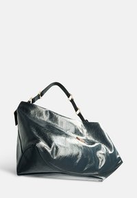 Zwarte, glanzende handtas met een grote, slordige vorm. Voorzien van een enkele bovenste handgreep en accenten van goudkleurige metalen details. Soepel, getextureerd oppervlak.