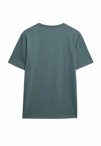 Tričko s krátkým rukávem v tlumené tyrkysové barvě, vyrobené z měkkého materiálu. Klasický kulatý výstřih, jednoduchý design, bez vzorů nebo akcentů.