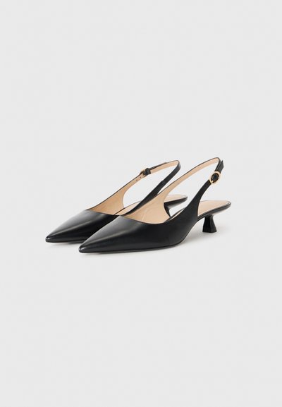 Mustad nahkst slingback-kitsen kontsad, millel on teravad varbad ja kullast pandlad, lihtsal heledal taustal.