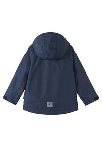 Giacca impermeabile blu navy con cappuccio, polsini elasticizzati e toppa con logo sulla parte bassa della schiena. Texture liscia, vista frontale.
