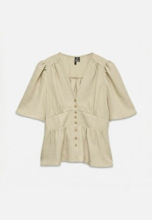 Blouse beige à manches courtes avec encolure en V, manches bouffantes, boutons sur le devant et détail de taille froncée, étalée à plat sur un fond blanc.