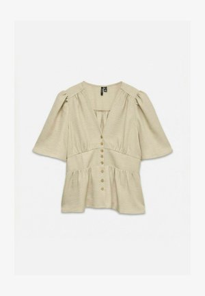 Blouse beige à manches courtes avec encolure en V, manches bouffantes, boutons sur le devant et détail de taille froncée, étalée à plat sur un fond blanc.