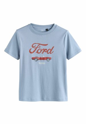 Helehall sinise lühikeste varrukatega T-särk punase "Ford" tekstiga ja punase Mustang kabrioleti graafikuga, mis asub särgi esiküljel keskel.