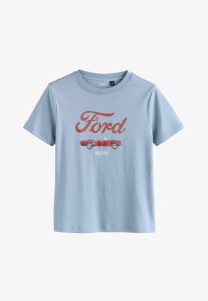 Helehall sinise lühikeste varrukatega T-särk punase "Ford" tekstiga ja punase Mustang kabrioleti graafikuga, mis asub särgi esiküljel keskel.