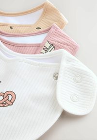 Három babapóló szett, fehér, rózsaszín és bézs színekben. A pólók bordás textúrával, kontrasztos gallérokkal rendelkeznek, és a fehér pólón patentos záródás található.