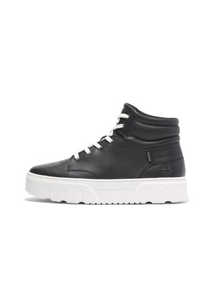 Czarny trampki za kostkę z białymi sznurowadłami i grubą białą podeszwą, wyściełanym kołnierzem wokół kostki oraz logo Timberland na pięcie.