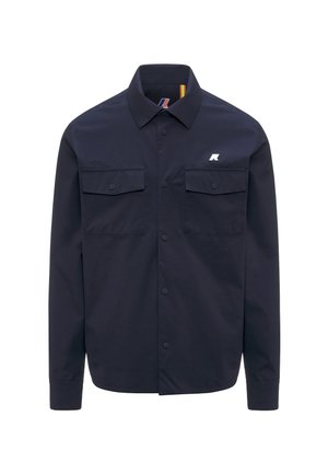 Camicia giacca blu navy con due tasche con patta sul petto e un piccolo logo bianco sulla tasca sinistra.