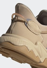 adidas Originals OZWEEGO UNISEX - Αθλητικά παπούτσια - stpanu/lbrown/solred