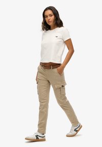 Superdry MID RISE SLIM - Cargobroek - stonewash taupe brown
