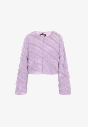 Veste en fausse fourrure lavande, coupée, avec des manches longues et un col rond. Présente une texture lisse et un motif rayé sur le tissu.