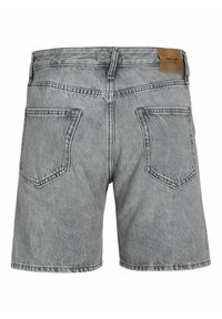Shorts de mezclilla gris claro con dos bolsillos traseros y un parche de cuero marrón de la marca en la cinturilla.