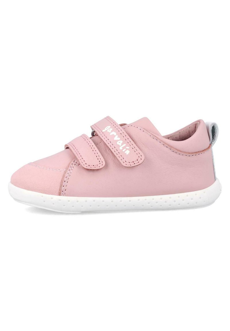 Zapato de piel rosa con dos correas de Velcro, suela de goma con puntos blancos, puntera redondeada y un sutil detalle de logo en la correa.
