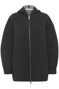 Zwarte zip-up hoodie van zachte stof, met een capuchon, lange mouwen en ribgebreide boorden. Het heeft een eenvoudig, strak ontwerp zonder patronen.