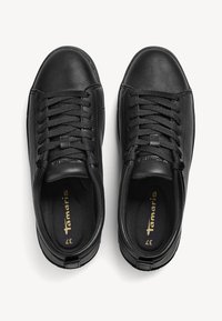 Ein Paar schwarze Leder-Schnürschuhe mit runden Zehen und gepolsterten Einlegesohlen, Größe 37, von oben auf einem weißen Hintergrund betrachtet.