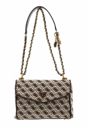 Sac à main rectangulaire beige et marron à motif, avec un logo triangulaire Guess et une bandoulière chaîne dorée avec détail en cuir et un petit pendentif cadenas.