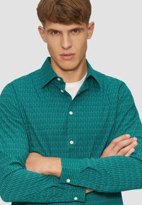 Teal gestreept overhemd met knopen, featuring een kraag, lange mouwen en een textuur met verticale witte lijnen.