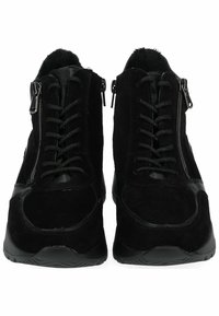 Stivaletti neri in suede e pelle, con collo imbottito, chiusura a lacci, zip laterali e suole in gomma testurizzata.