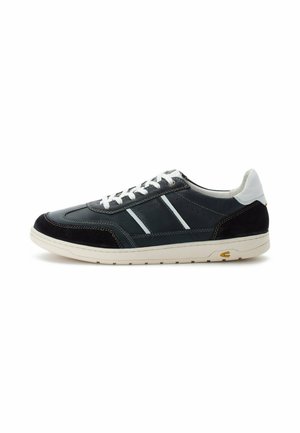 Herresneakers i mørk marineblå læder og sort ruskind, med hvide snørebånd og striber, tekstureret detaljer og en gummisål.