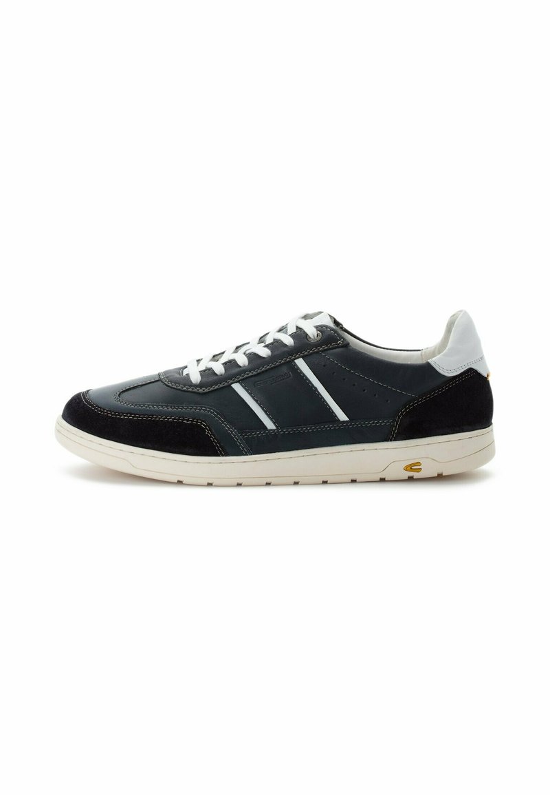 Herren-Sneaker aus dunkelblauem Leder und schwarzem Wildleder, mit weißen Schnürsenkeln und Streifen, strukturierten Details und einer Gummisohle.