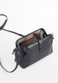 Navyfarbene Leder-Umhängetasche mit Reißverschluss, gestreifter Innenauskleidung, Innenfach und Akzentnähten. Kompakte rechteckige Form.