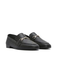 Mocassini in pelle nera con design slip-on, punta appuntita e dettagli in metallo dorato. Presentano un tacco basso e accentuazioni testurizzate.