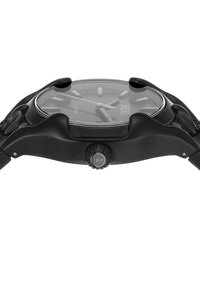 Montre noire avec un cadran rond, verre transparent et bracelet noir ; dispose d'une couronne proéminente et d'accents argentés sur le cadran.