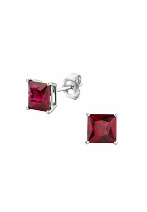 Des boucles d'oreilles en argent avec des pierres précieuses rouges taillées en carré, dotées d'un design à quatre griffes et d'un fermoir papillon.