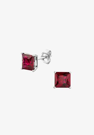 Pendientes de clip con piedras preciosas rojas de corte cuadrado, montados en metal de tono plateado, con un diseño de cuatro garras y un cierre de mariposa.
