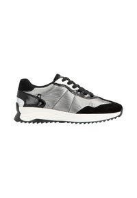 Sneaker noir et gris avec un dessus brillant, des accents en suède, un système de laçage, et une semelle blanche texturée avec un motif en zigzag.