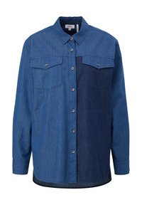 Langærmet denimskjorte med knaplukning, spids krave, to klaplommer på brystet og kontrasterende mørkere denimpanel på højre side.