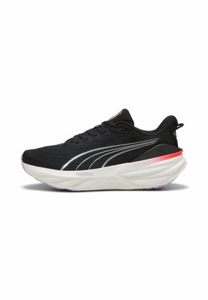 Schwarzer Puma-Laufschuh mit weißer Sohle, silbernen Streifen an der Seite und rotem Akzent nahe der Ferse, von der Außenseite auf weißem Hintergrund gezeigt.