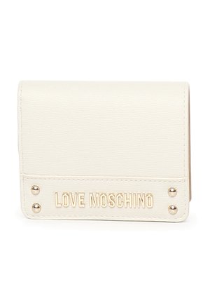 Portafoglio bianco in ecopelle testurizzata con design a pieghe, logo "LOVE MOSCHINO" in tonalità oro e borchie decorative sul davanti.
