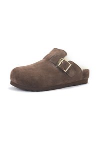 Sabot en suède marron avec un bout rond, une sangle réglable à boucle, une doublure douce et une semelle en caoutchouc texturée ; design minimaliste, couleur neutre.