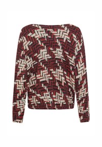 Pullover lavorato a maglia con un motivo geometrico a spina di pesce in rosso, crema e tonalità scure. Presenta maniche lunghe e un ampio scollo.