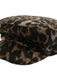 Leoparda raksta vilnas cepure ar apaļu, plakanu kroni un plašu malumu, ar beigu, brūnu un melnu rakstu, lai piešķirtu tekstūru un vizuālo interesi.