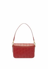 Sac à main en cuir texturé rouge, de forme rectangulaire, avec un motif décoratif. Il possède une seule bandoulière et des accents en métal doré.