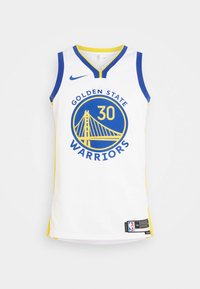 Valkoinen koripallopaita, jossa on sinisiä ja keltaisia yksityiskohtia. Paidassa on "GOLDEN STATE WARRIORS" -logo ja siltokuvasto, ja se on valmistettu hengittävästä kankaasta.