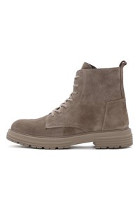 Botas de tobillo de ante marrón con punta redonda, cordones en el frente, bucle de agarre y suela de goma texturizada. Presenta detalles cosidos y un diseño robusto.