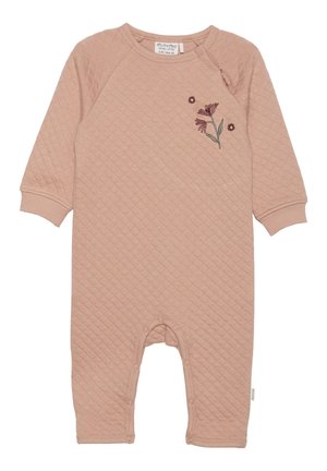 Helles rosa, gestepptes Baby-Einteiler mit langen Ärmeln, der mit floraler Stickerei verziert ist und Druckknöpfen im Schritt für ein einfaches Ankleiden ausgestattet ist.