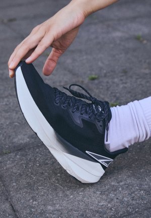 EXPERIENCE FLOW - Road running shoes - black/white