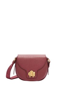 Malá texturovaná kř�ížová taška z burgundské kůže s klopou, zlatým zapínáním a nastavitelným popruhem s vyraženými iniciály značky.