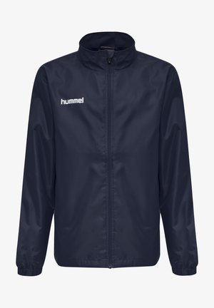 Marineblaue Windjacke aus glattem, wasserabweisendem Material. Verfügt über einen Reißverschluss auf der Vorderseite und elastische Bündchen. Hummel-Logo auf der Brust.