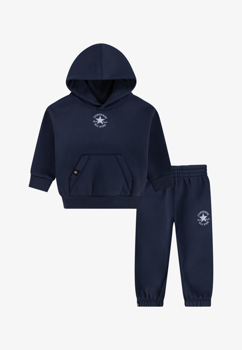 Sweat à capuche en coton bleu marine avec poche avant et logo brodé, assorti à un pantalon de jogging doté d'une taille et de poignets élastiques.