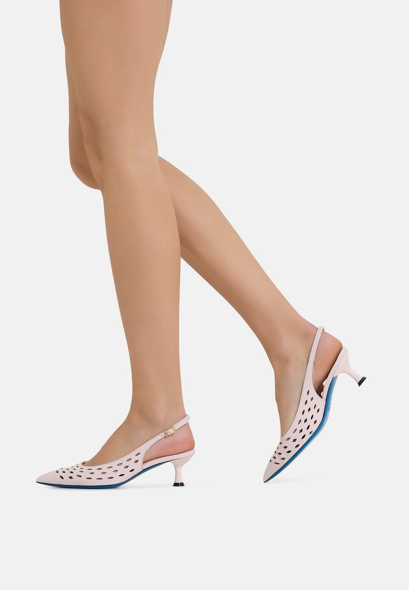 Tacchi a slingback rosa con design perforato, tacco a cono e accento suola blu. Realizzati in materiale liscio, con dettagli in fibbia dorata.