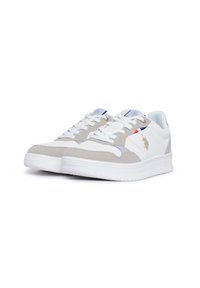 Sneaker bianco e grigio chiaro con tomaia in pelle liscia, suola ammortizzata, design con lacci e dettaglio del logo sul lato.