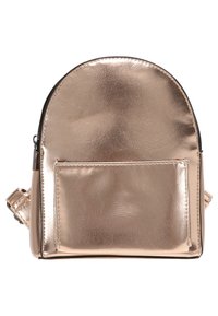 Metallinen ruusukultainen reppu, jolla on pyöreä muoto, sileä pinta, etutasku ja mustat vetoketjuakcentit. Säädettävät hihnat mukana.