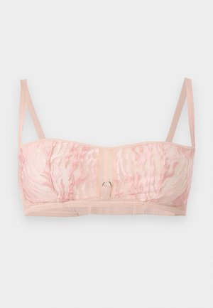 Soutien-gorge balconnet en dentelle rose clair avec motif floral brodé, bretelles réglables et détail de fermeture à agrafes à l'avant, sur un fond uni.