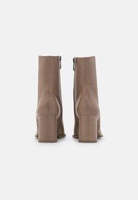 Tamaris Stivaletti con tacco - taupe
