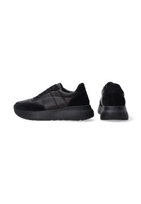 Schwarze Sneakers aus glattem Leder und Wildleder, mit einer strukturierten Gummisohle, Schnürdesign und gesteppten Seitenteilen.