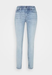 Jeans de mezclilla azul claro con un diseño ajustado, estilo de cinco bolsillos y un ligero desgaste. Cuentan con un cierre de botón y presillas para el cinturón.